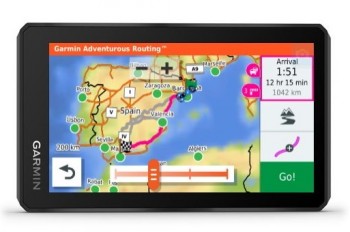 Garmin Zumo XT-navigator met routeaanwijzingen Garmin Zumo XT-navigator met schermkaart waarop routeaanwijzingen en bestemmingen worden weergegeven met kleurrijke pictogrammen.