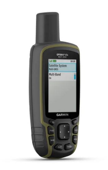 Garmin GPSMAP 65S-navigator met satellietsysteem Zwarte en groene Garmin GPSMAP 65S-navigator in staande positie, monitor aan.