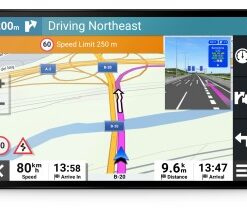 Garmin DriveSmart 86-navigator met touchscreen en routebegeleiding. Garmin DriveSmart 86-navigator, groot touchscreen en routes zichtbaar.
