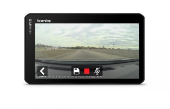 Het scherm van de Garmin Camper 795 EU-navigator in gebruik tijdens de reis. Het scherm van de Garmin Camper 795 EU-navigator met een weergave van de weg vanuit een achteruitrijcamera, een bewolkte hemel en functietoetsen.