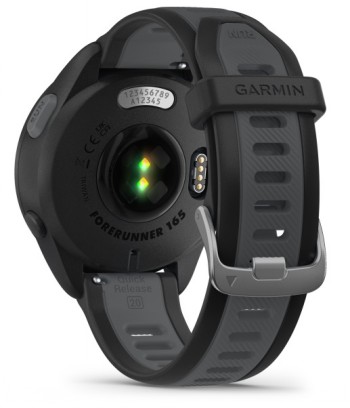 Achterkant van de Garmin Forerunner 165 smartwatch, zwart/grijs bandje. Achterkant van een smartwatch, zwart bandje en grijze sluiting, hartslagsensor zichtbaar.