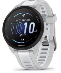 Lichtgrijze Garmin Forerunner 165 smartwatch met ronde monitor en siliconen bandje.