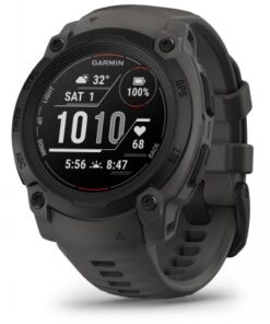 Ronde smartwatch met een zwarte rand, grijze siliconen polsband, digitaal scherm en knoppen aan de zijkanten.
