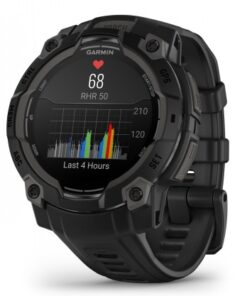 Zwarte Garmin Instinct 3 smartwatch, ronde AMOLED-monitor met activiteitsgrafiek en hartslaggegevens, schuin van links bekeken...