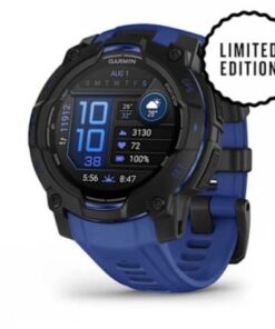 Een smartwatch met een zwarte rand, blauwe band en AMOLED-display, toont tijd en activiteitsgegevens.