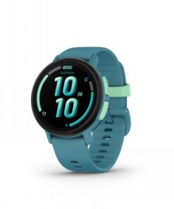 Turkooisblauwe Garmin Bounce 2 smartwatch, rond scherm, zwarte rand, zichtbaar kleurenscherm.