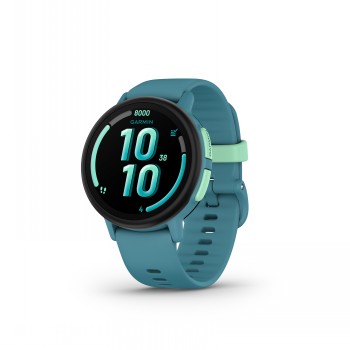 Turkooisblauwe Garmin Bounce 2 smartwatch, rond scherm, zwarte rand, zichtbaar kleurenscherm.