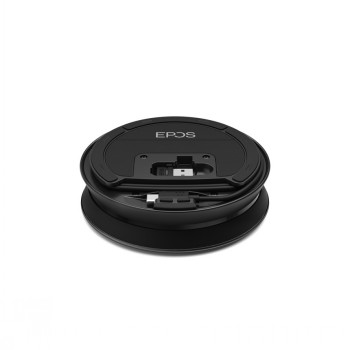 EPOS EXPAND 40T - handige en stijlvolle zwarte speakerphone Ronde zwarte speakerphone met USB-poort en EPOS-logo, geplaatst op een witte achtergrond.