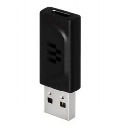 Zwarte USB-C-USB-A-adapter in verticale positie op een witte achtergrond.