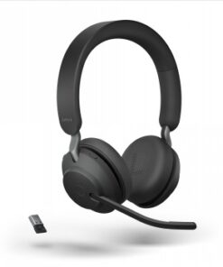 Zwarte Jabra Evolve2 65-stereokoptelefoon met microfoon en USB-adapter op een witte achtergrond.