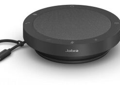 Ronde, zwarte Jabra Speak2 40 speakerphone met aangesloten USB- en USB-C-kabels.