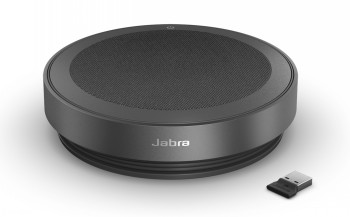 Pyöreä, tummanharmaa Jabra-kaiutin mustalla ritiläetupaneelilla, mukana pieni USB-sovitin, näkymä yläkulmasta.
