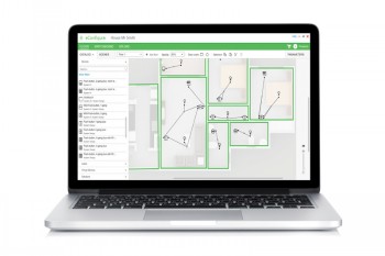 Op het scherm van een laptop is de interface van de KNX Econfigure-software te zien, met diagrammen van projecten in beeld.