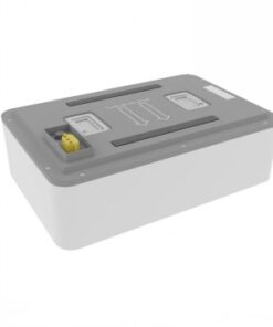 Ledvance accumodule 4.096 kWh - efficiënt en modern oplossing Grijze rechthoekige accumodule met duidelijk gemarkeerde aansluitingen en een lichtgrijze deksel.