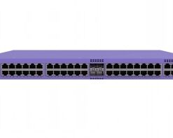 Extreme Networks 48-poorts PoE-switch voor netwerkoplossingen Paarse 48-poorts netwerk switch, van voren gefotografeerd, met zwarte aansluitingen en een gestroomlijnd ontwerp.