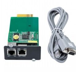 ABB SNMP-kaart en grijze kabel op een tafel, met netwerkverbindingen en indicatorlampjes op de kaart.