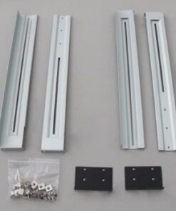 ABB PowerValue RT G2 rekbevestigingskit 6-10kVA, licht ontworpen afwerking. Metalen componenten van een rekbevestigingskit, inclusief beugels en schroeven op een lichte achtergrond.