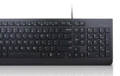 Musta Lenovo-näppäimistö virtaviivaisella ulkoasulla sekä pieni optinen hiiri, molemmat kaapelit liitettynä.