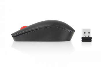 Lenovo Essential Wireless Mouse - compacte draadloze muis in het zwart Lenovo zwarte draadloze muis en USB-ontvanger gefotografeerd van zijprofiel op een witte achtergrond.