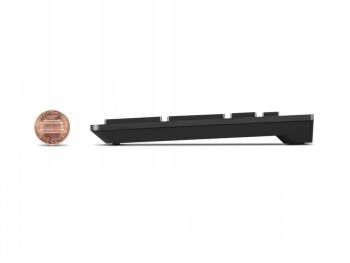 Draadloos Lenovo Essential-toetsenbord G2 met slank profiel. Draadloos Lenovo-toetsenbord van zijprofiel, benadrukt slank ontwerp, met een munt ernaast voor schaal.