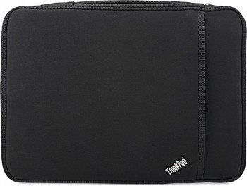 Lenovo ThinkPad Sleeve 13” -laptopsleeve Zwarte Lenovo ThinkPad-laptopsleeve voor 13 inch laptop, met ritssluiting, gefotografeerd vanaf een hoek.