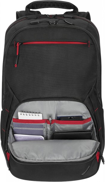 Lenovo TP Essential Plus rugzak 15,6 inch, zwart met rode accenten. Zwarte Lenovo-rugzak met rode ritssluitingen, geopend zodat de inhoudsruimte zichtbaar is.