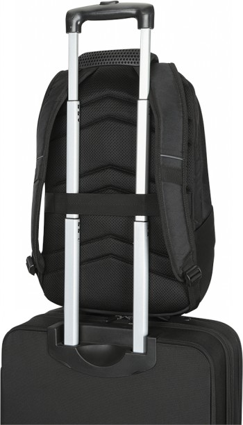 Lenovo TP Essential Plus rugzak, ecologisch, 15.6 inch Zwarte Lenovo-rugzak van achteren gezien, bevestigd aan het telescopisch handvat van een koffer.