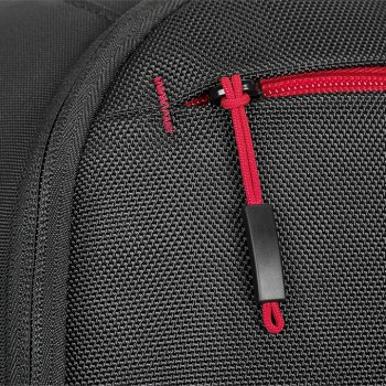 Rode rits van de Lenovo Essential Plus rugzak, 15.6-inch model Close-up van de rode rits en de zwarte ritstrekker van de Lenovo Essential Plus rugzak op een donkere stof.