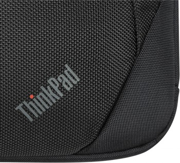 Lenovo ThinkPad Essential Plus Topload (ECO)-tas, close-up Close-up van een Lenovo ThinkPad-laptoptas, zwarte stof en logo zichtbaar.