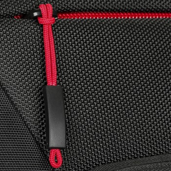 Lenovo Essential Plus Topload tas 15,6”, close-up van een detail. Een close-up van een zwarte stoffen tas met een rode ritstrekker.