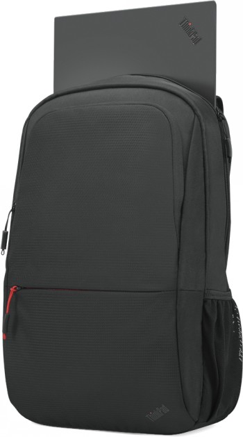 Lenovo TP Essential Backpack (Eco), stijlvolle 16-inch rugzak In een zwarte Lenovo-rugzak met computervak en zijvakken. De laptop is gedeeltelijk zichtbaar aan de bovenkant van de rugzak.