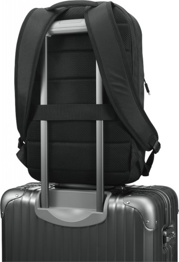 Lenovo TP Essential-rugzak voor 16-inch laptops, zwart Zwarte Lenovo-rugzak bevestigd aan het handvat van een koffer. Ergonomische schouderriemen en stijlvol design springen in het oog.