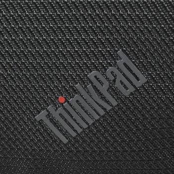 Lenovo ThinkPad-logo op zwarte rugzaktekstiel Close-up van het Lenovo ThinkPad-logo op zwart, getextureerd materiaal.