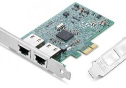 Netwerkkaart met twee Ethernet-poorten, platte rechthoekige vorm en groene printplaat met zilveren metalen componenten.