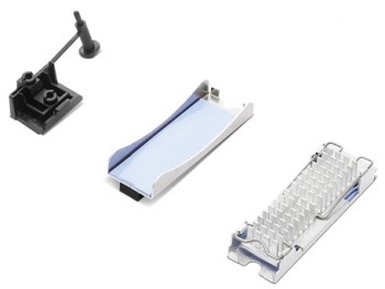 Lenovo SSD-installatieset, inclusief plastic houder, hittetransferplaat en aluminium koellichaam, afgebeeld op wit...