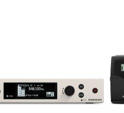 SENNHEISER EW 300 G4-BASE microfoonsysteem - HP Poly Audio SENNHEISER EW 300 G4-BASE SK-RC-AW+ microfoonsysteem, bevat een zendereenheid en een ontvanger, zwart en zilverkleurig.