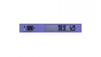 Extreme Networks 5320-switch, achterpaneelweergave EXTREME NETWORKS 5320 achterpaneel van de switch, met tinten paars en grijs, evenals een voedingsaansluiting en ventilatieopeningen.