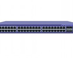 Extreme Networks 5420F netwerkapparaat met meerdere PoE-poorten Paarse netwerkapparaat met meerdere Ethernet-poorten aan de voorkant, horizontaal zicht.