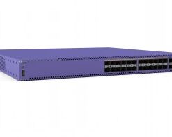 Extreme Networks 5520 netwerkapparaat, 24-poorten oplossing Paarse netwerkapparaat met 24 SFP+-poorten en twee QSFP28-poorten, schuin zicht vanaf de rechtervoorkant.
