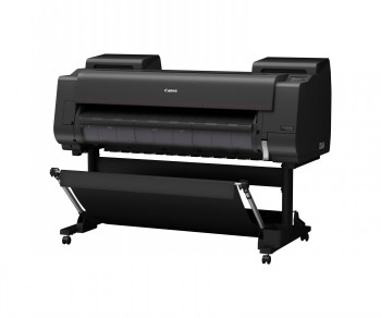 Een zwarte Canon imagePROGRAF PRO-4600 grootformaatprinter op een zwarte standaard, gefotografeerd van voren en iets van opzij.