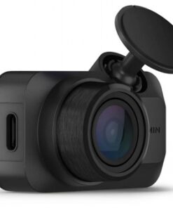 Kleine en compacte Garmin dashboardcamera in zwarte kleur, lens en bevestiging zichtbaar vanuit de linkerhoek.