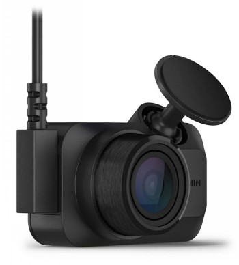Garmin Dash Cam Mini 3-dashboardcamera in klein formaat Compacte zwarte Garmin Dash Cam Mini 3-dashboardcamera met een grote lens en een aangesloten gebruikskabel.