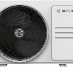 Witte Bosch buitenunit, airconditioner, van voren gefotografeerd, ronde ventilator en Bosch-logo in de rechterbovenhoek.