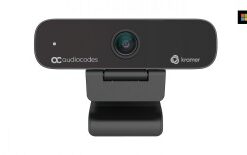 Webcamera met zwarte omlijsting op een standaard, in het midden een lens, rechts het Kramer-logo.