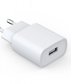 Witte rechthoekige netadapter met een USB-A-poort en twee ronde pluggen, geplaatst op een witte achtergrond...