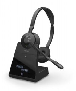 Jabra Engage 75 SE stereohoofdtelefoon in zwart op oplaaddock met monitor.