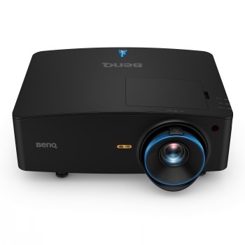 Benq LK954ST 4K UHD-projector met moderne lasertechnologie Zwarte Benq-projector met een grote lens en blauwe details. Voorwaarts schuin perspectief.