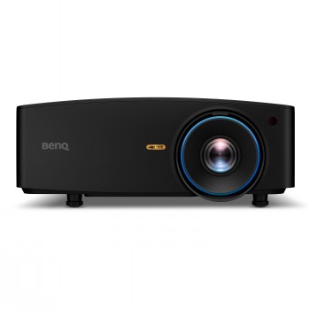 Benq LK954ST-projector met 4K UHD-resolutie en lasertechnologie. Zwarte Benq-projector met een blauw omrande lens en gouden 4K UHD-markering, gezien vanuit een schuin vooraanzicht.