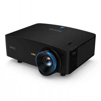 Benq LK954ST 4K Ultra HD-projector met een grote lens Zwarte Benq-projector, grote lens aan de voorkant, blauwe details, op een tafel.