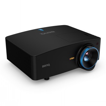 Benq LK954ST 4K UHD-projector zijprofiel Zwarte Benq-projector met een grote lens met een blauwe omlijsting, vanaf de zijkant gefotografeerd.